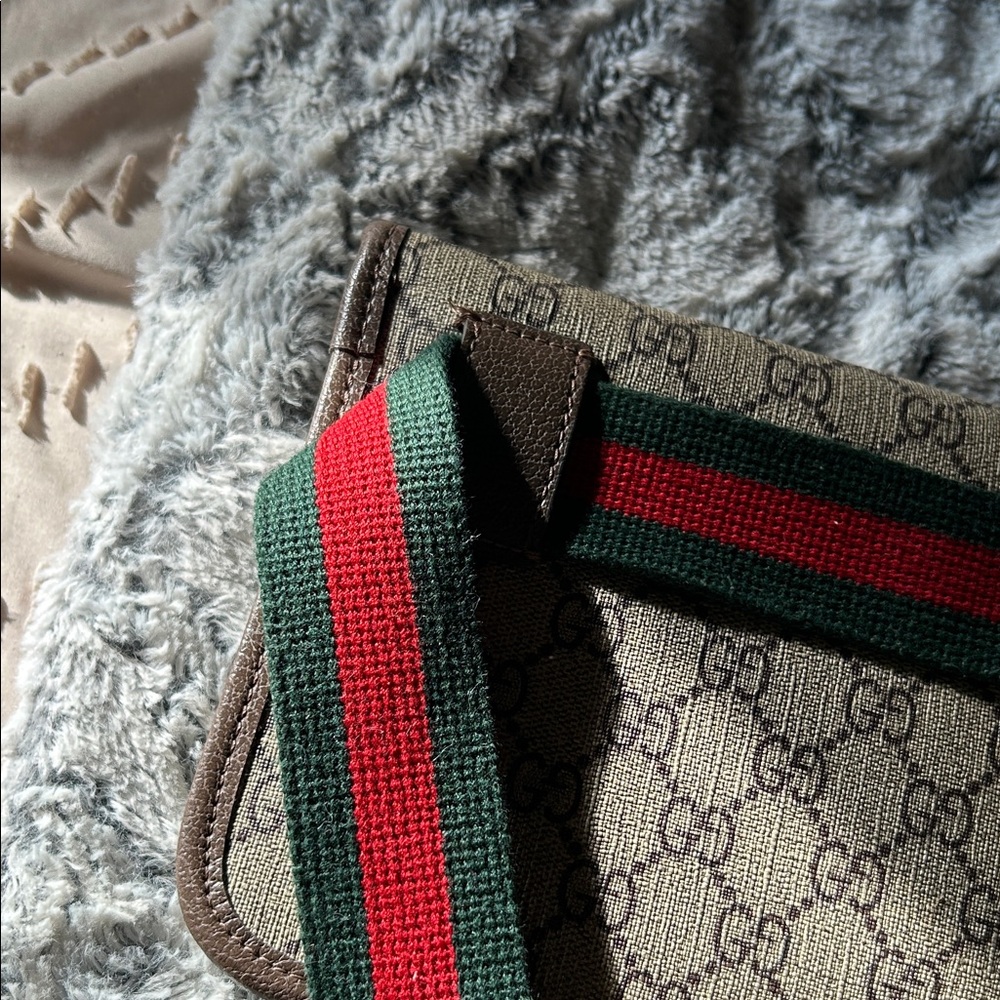 Gucci Beige Monogram Shoulder Bag with Green-Red Strap - Picture 3 of 9